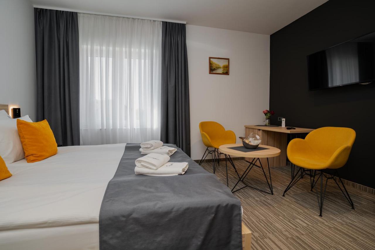 Maestro - Rooms & Restaurant Vukovar Exteriör bild