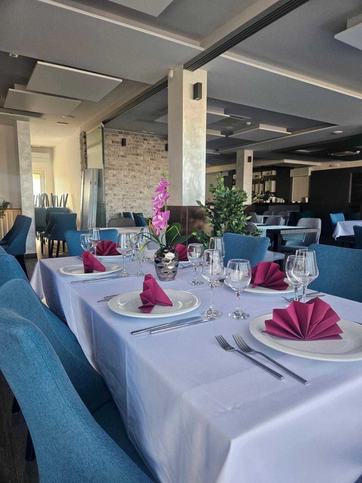 Maestro - Rooms & Restaurant Vukovar Exteriör bild