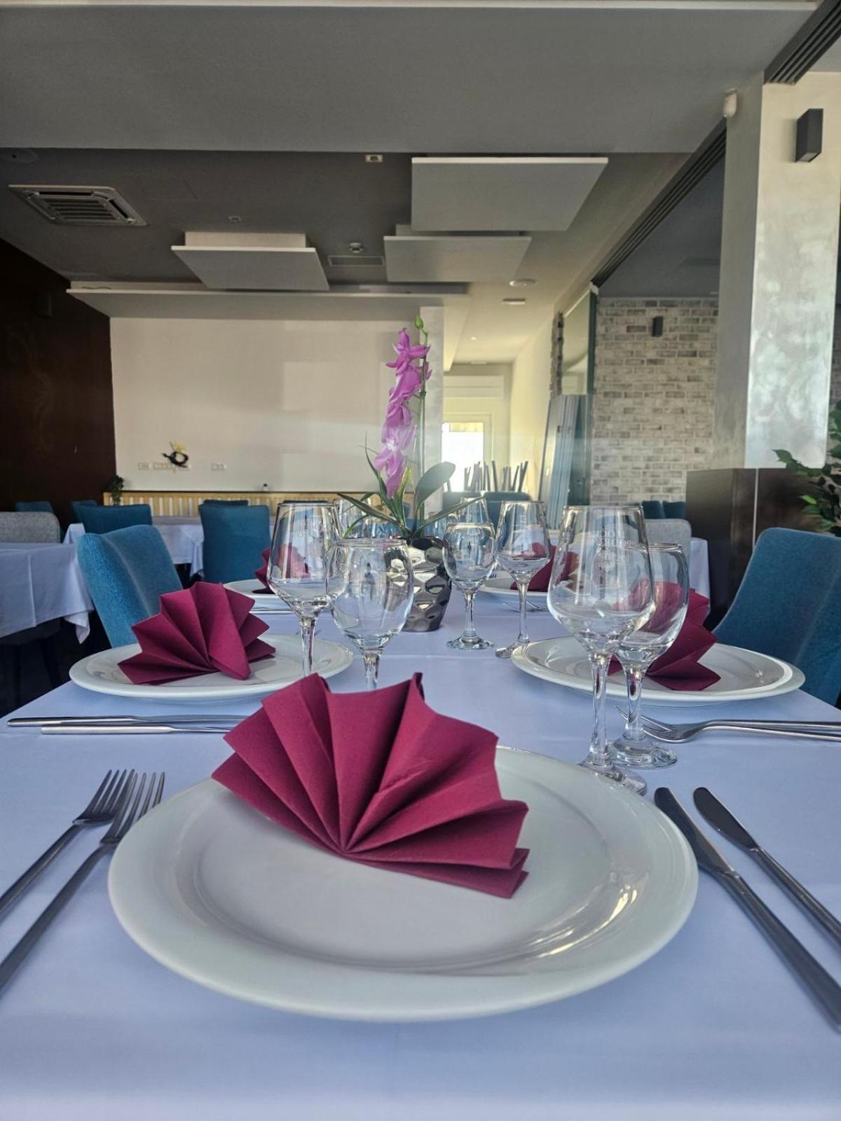 Maestro - Rooms & Restaurant Vukovar Exteriör bild